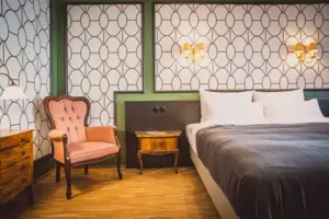 Zimmer Schlafzimmer mit einem Bett und einem Stuhl.