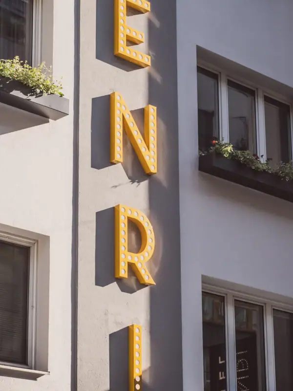 Ein Gebäude mit einem Schild an der Seite.