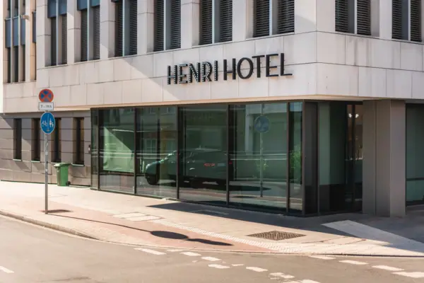 Gebäude mit Glasfenstern