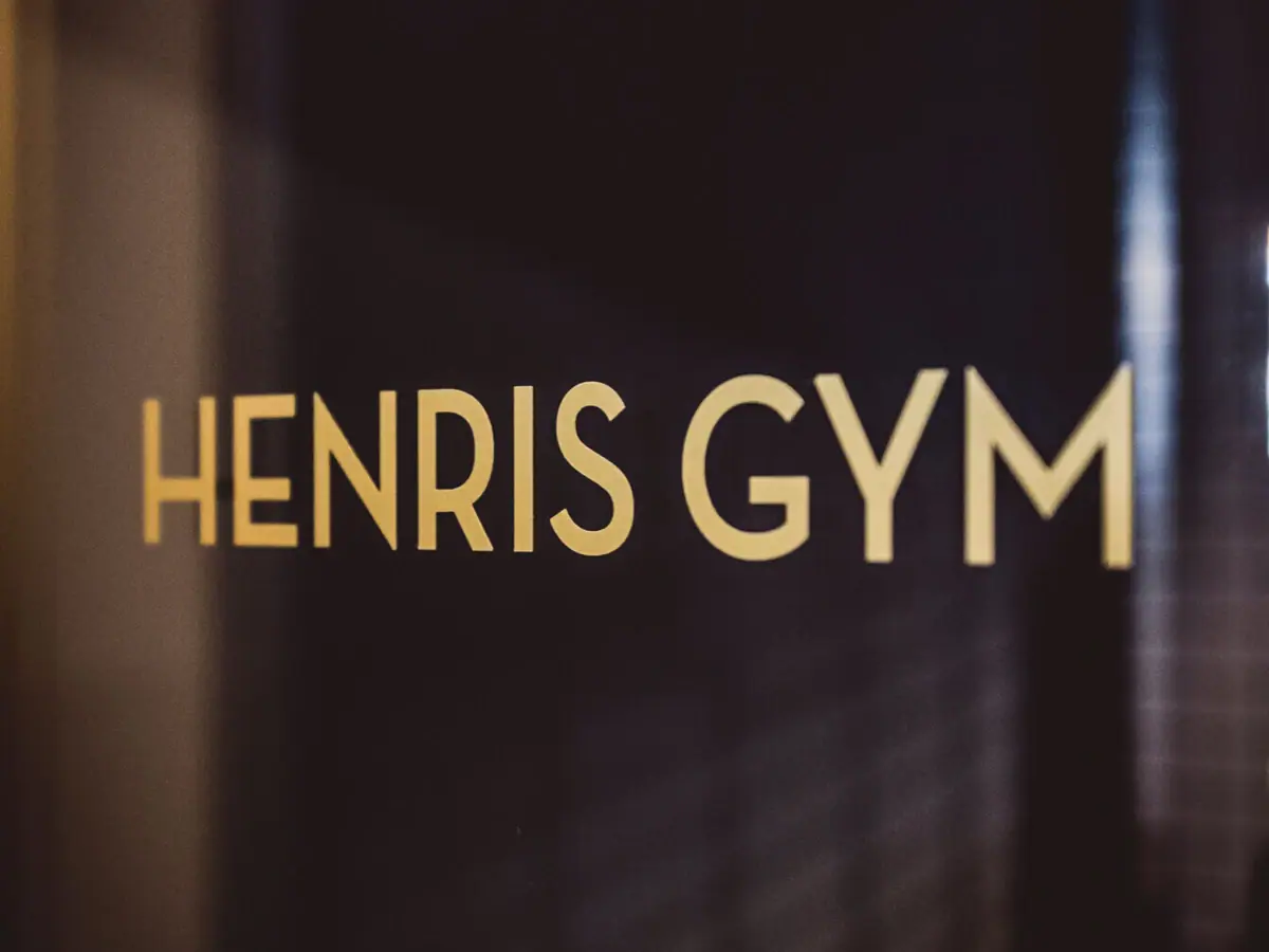 Schriftzug HENRIS Gym