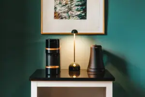 Ein gerahmtes Bild an einer Wand.