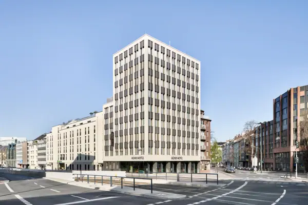 HENRI Düsseldorf Großes Gebäude mit vielen Fenstern in städtischer Umgebung.