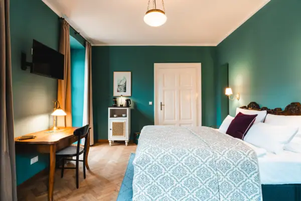 Ein Schlafzimmer mit einem Schreibtisch und einem Bett.