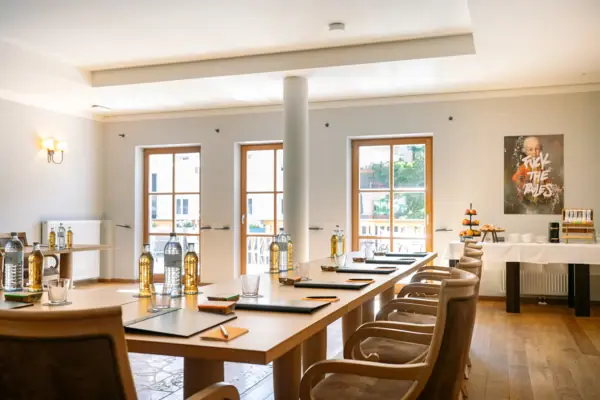 Ein Zimmer mit einem Tisch und Stühlen.