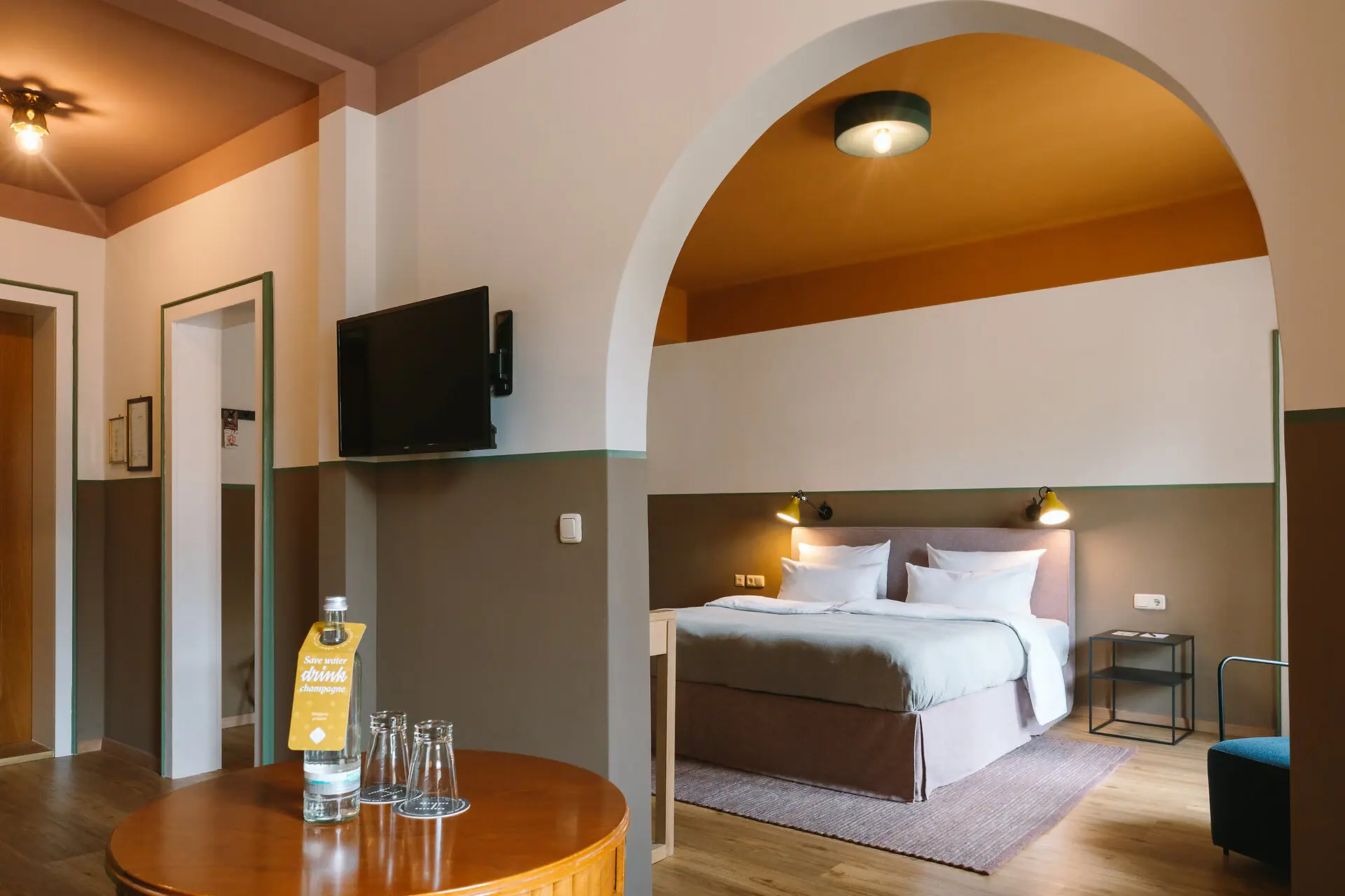 Ein Zimmer im HENRI Hotel Garmisch-Partenkirchen mit einem Bett und einem Fernseher.