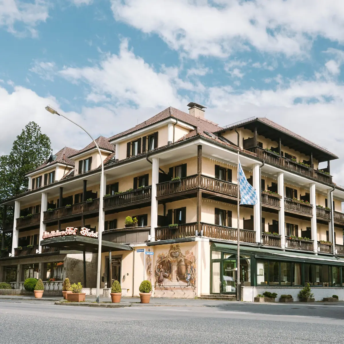 Ein Gebäude mit vielen Balkonen und einer Fahne.