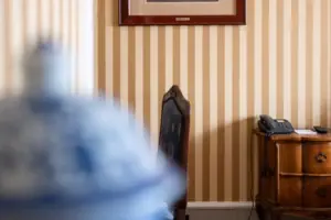 Ein gerahmtes Bild an der Wand in einem Innenraum.