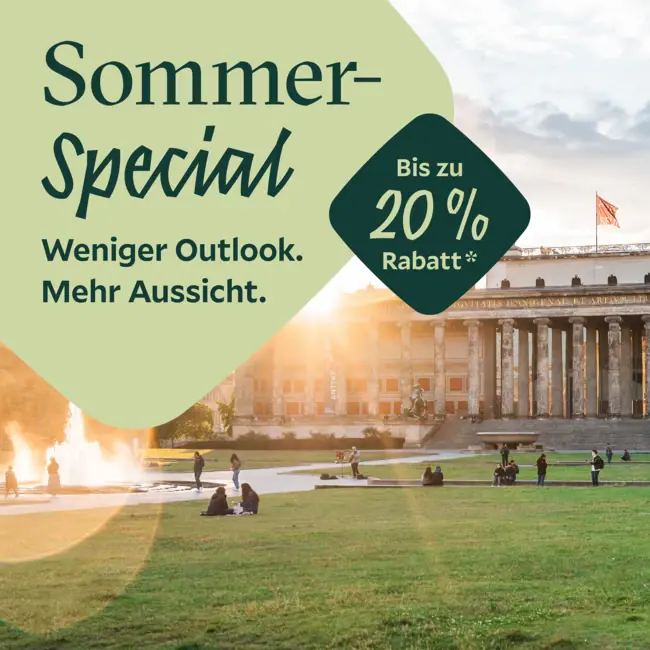 HENRI Sommer-Special Eine Gruppe von Menschen auf einer Wiese mit einem Brunnen vor einem Gebäude.