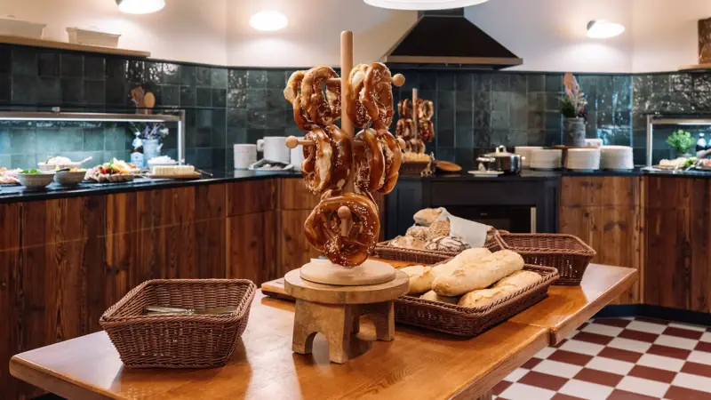 Abendjause im HENRI Garmisch-Partenkirchen Ein Brezel auf einem Tisch.