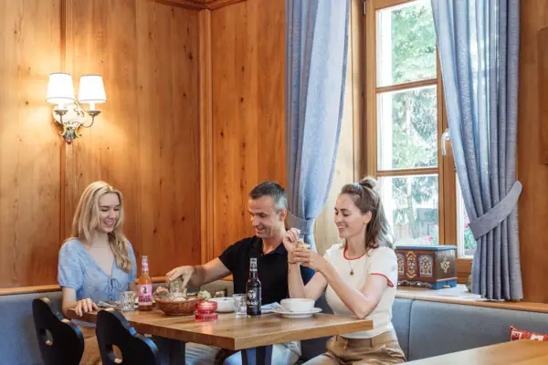 Eine Gruppe von Menschen sitzt an einem Tisch.