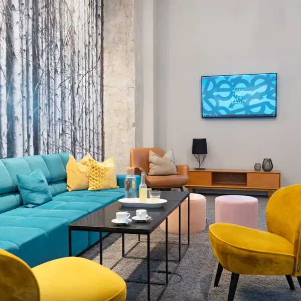 Ein Zimmer mit einer Couch und einem Couchtisch.