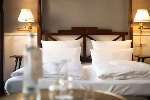 Die prächtige barocke Fassade und Kuppel des Schlosses Charlottenburg in Berlin bei strahlendem Sonnenschein.