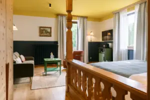 HENRI GAP Salon mit Balkon Zimmer mit Bett und Couch