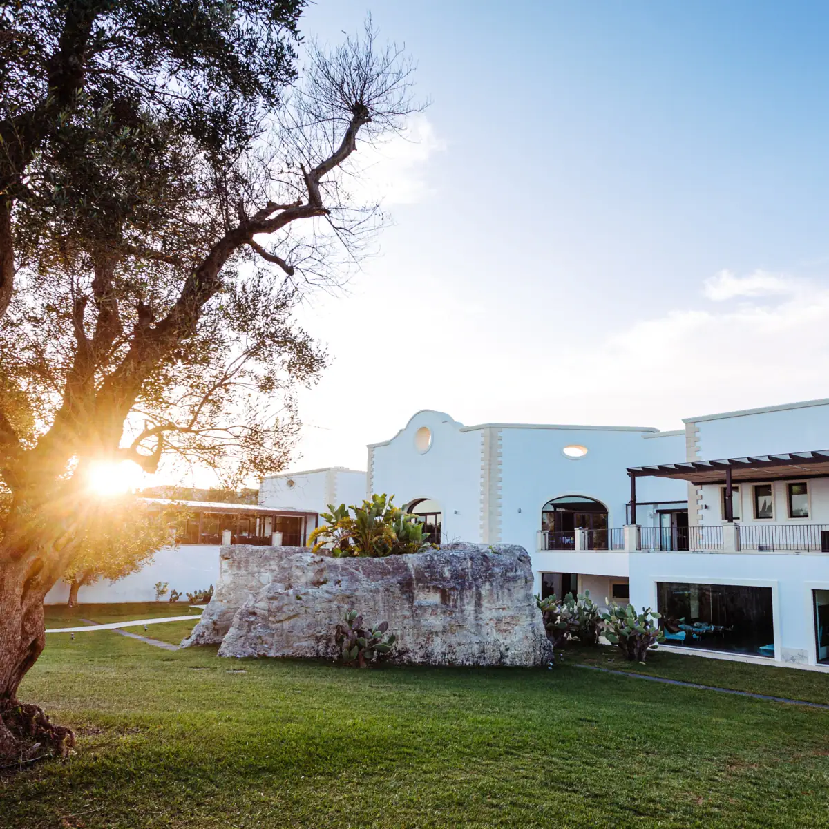 Ein Gebäude mit einem großen Felsen davor.