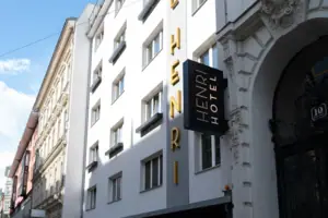 Ein Schild an einem Gebäude.