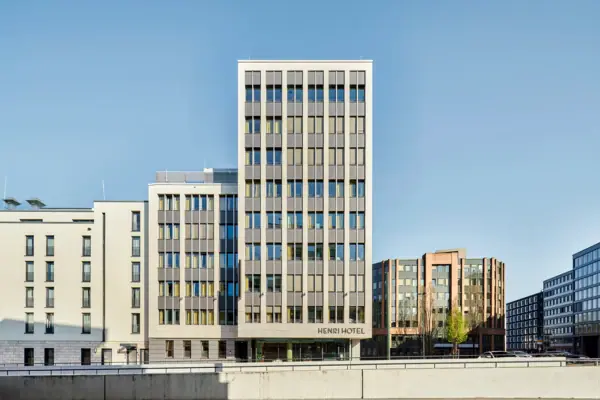 Ein Gebäude mit vielen Fenstern.