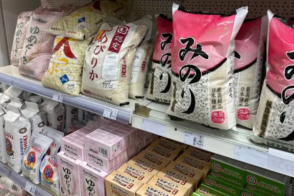 Ein Regal mit verschiedenen Lebensmitteln im Bezirk Little Tokyo.