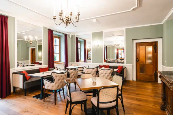 Ein Raum mit Tischen und Stühlen.