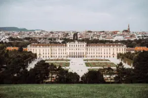 Großes Gebäude mit weitläufigem Innenhof und großem Garten.