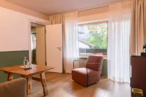 Wohnbereich im HENRI Garmisch-Partenkirchen Wohnzimmer mit Tisch und Stuhl