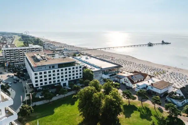 Das aja Grömitz neben dem Ostseestrand und der Seebrücke.