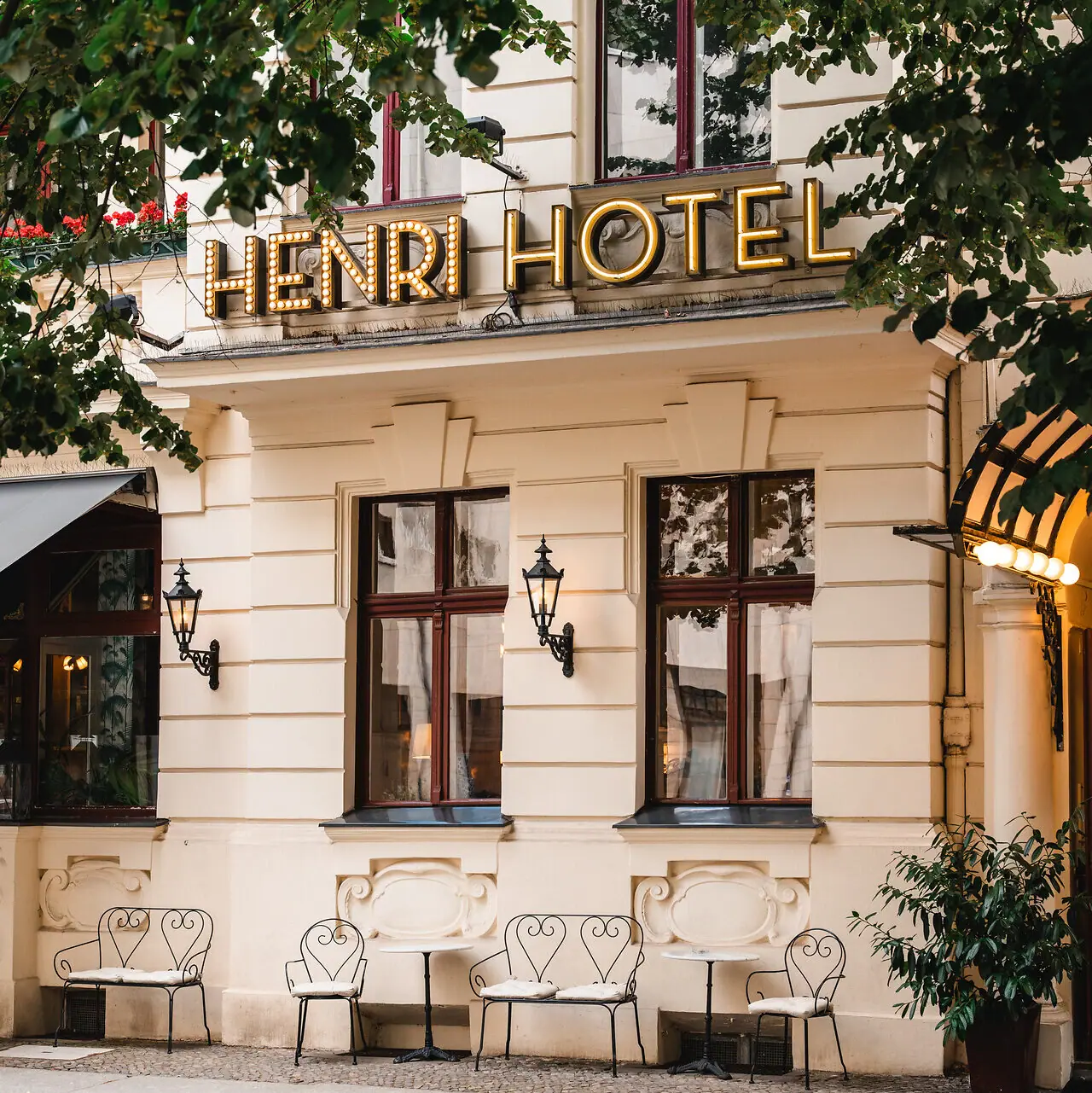 Gebäude mit einem Schild darauf