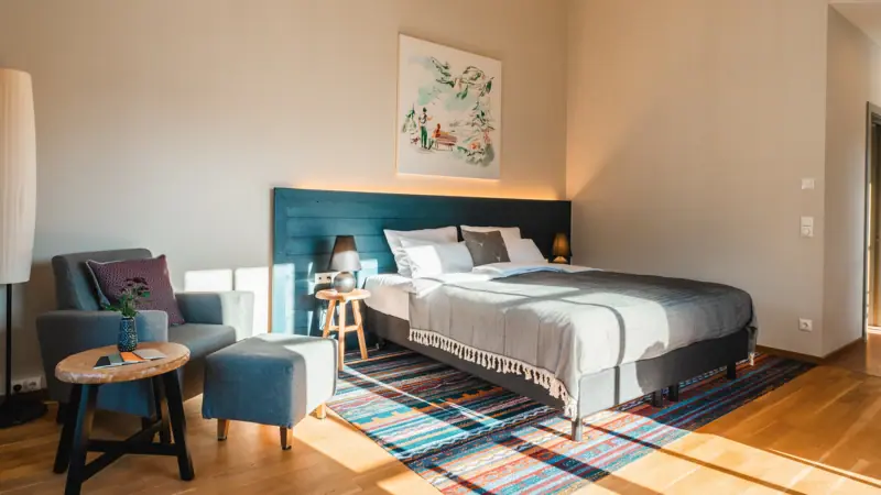 Schlafzimmer mit Bett und Stuhl