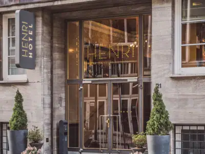 Nordisch geprägt und stets mit frischem Wind – Hamburg heißt Sie willkommen. Schon ab 73,00 € p. P. inkl. Frühstück Kanal zwischen Gebäuden mit einer Brücke darüber.