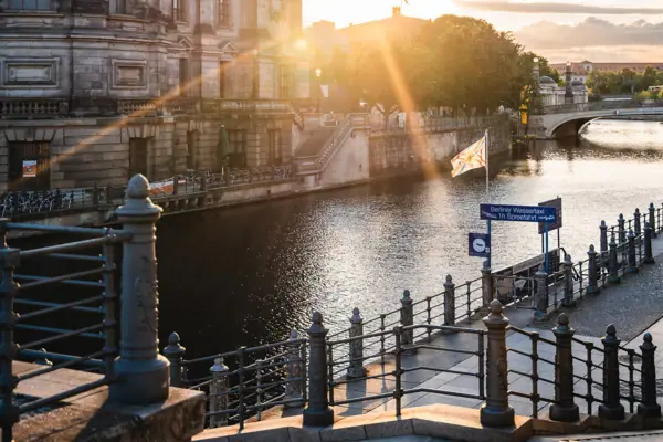 Ein Gebäude neben einem Fluss.