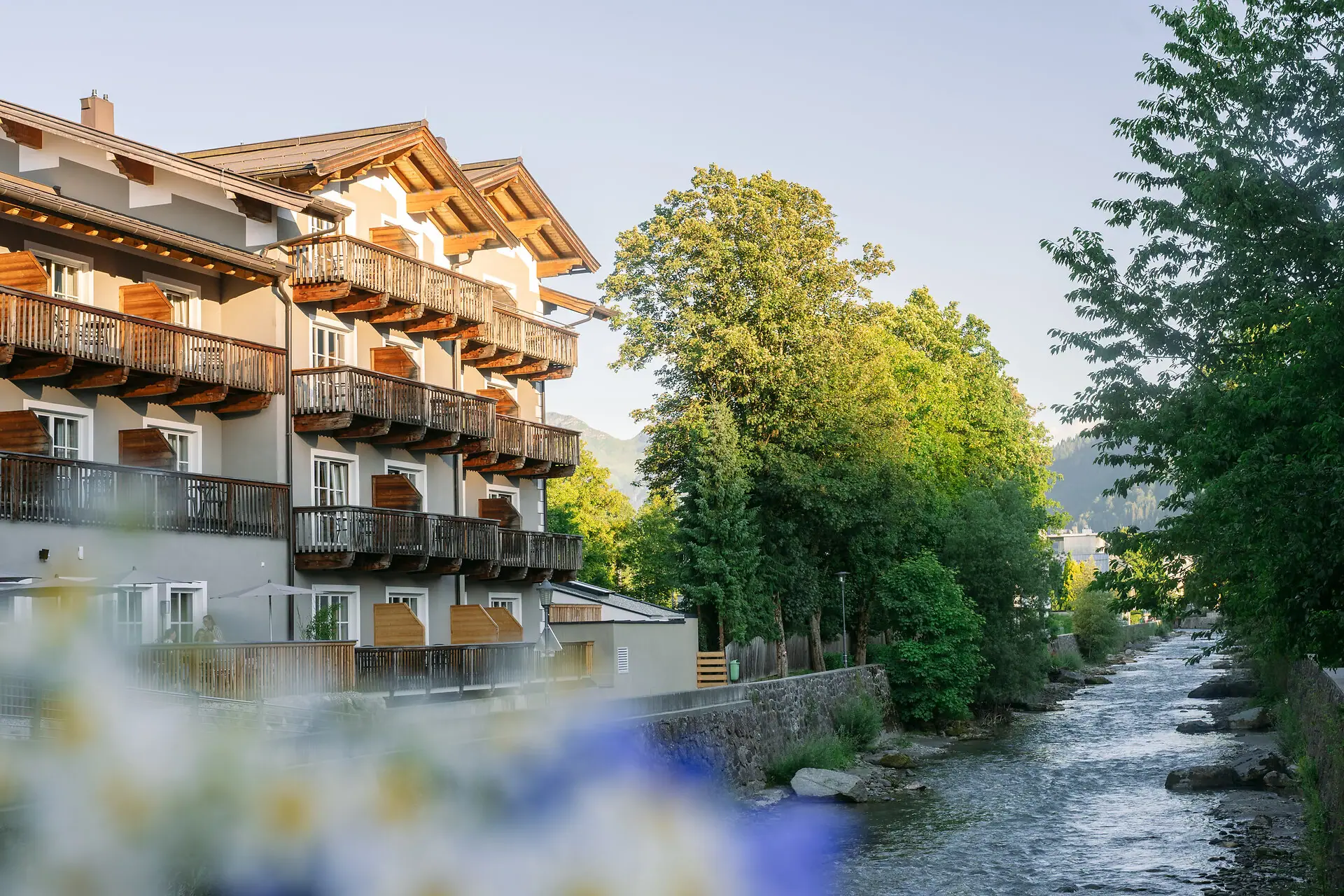 Ein Gebäude neben einem Fluss.