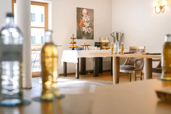 Ein Tisch mit Speisen und Getränken darauf.