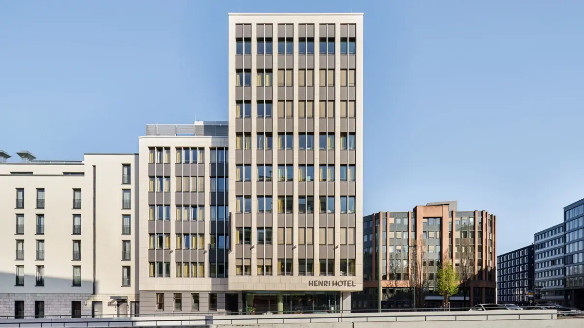 ehemaliges Bürogebäude, jetzt Hotel-Außenansicht von HENRI Düsseldorf