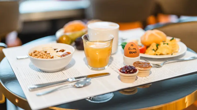 Frühstück auf einem Tisch mit verschiedenen Speisen und Getränken.