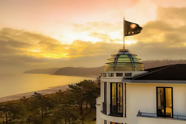 Eine Flagge auf einem Gebäude.
