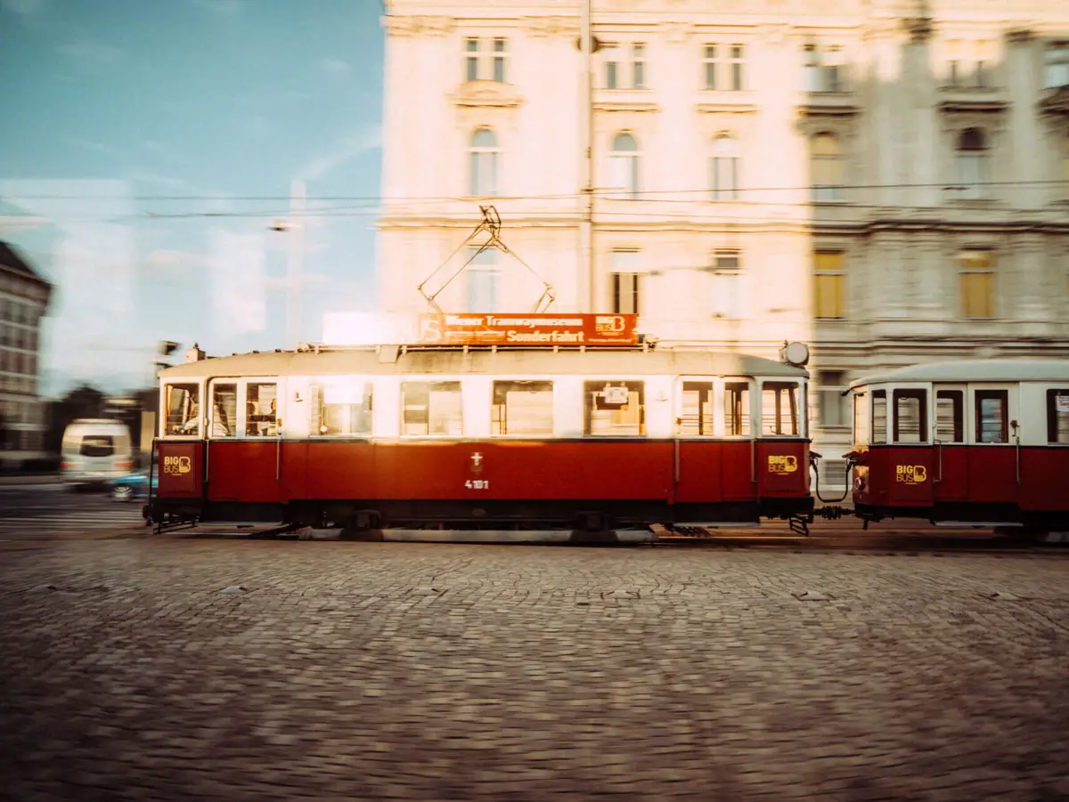 Straßenbahn Wien Rote und weiße Straßenbahn auf einer Straße.