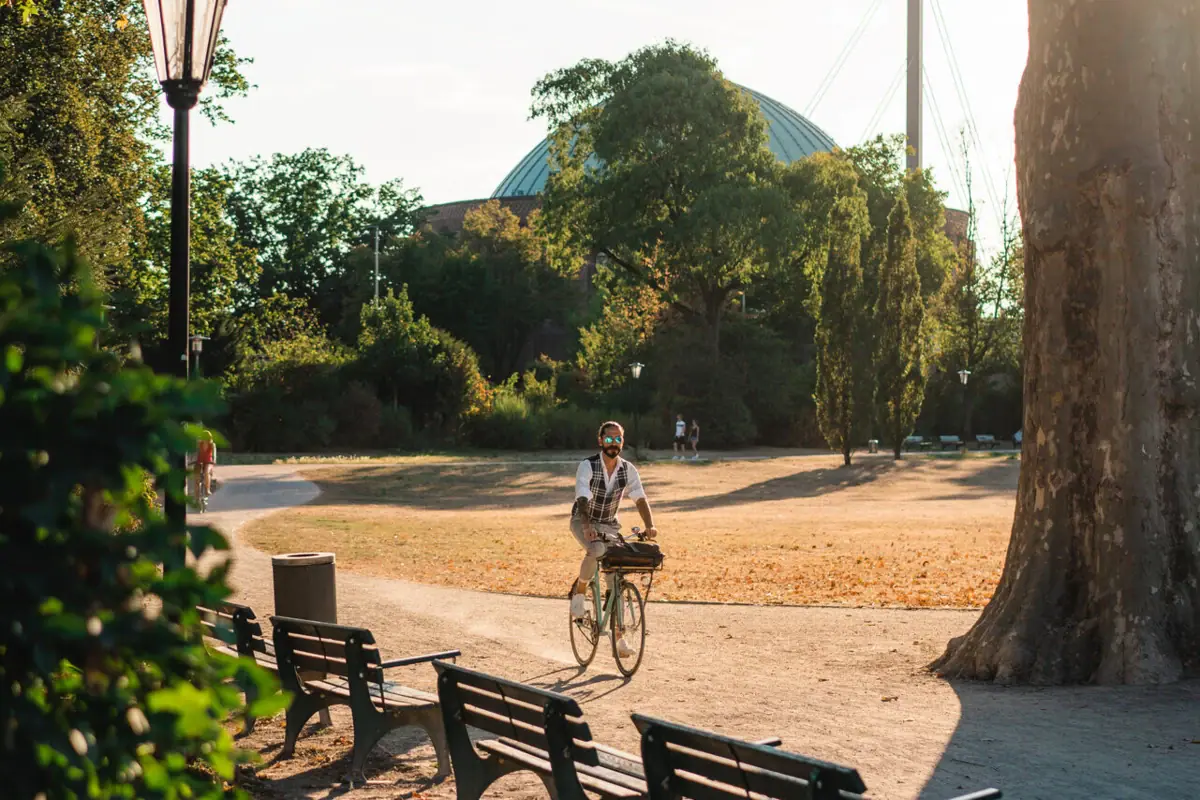 Eine Person fährt Fahrrad in einem Park.