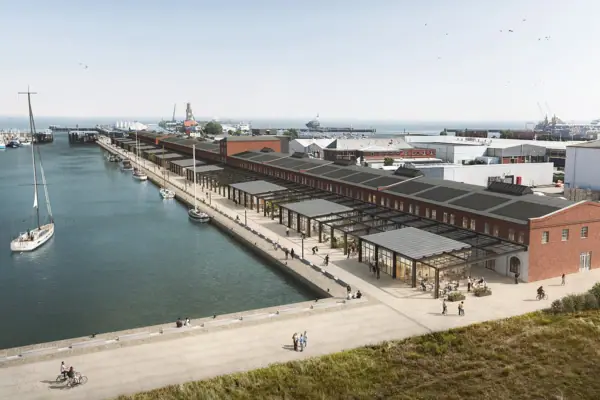 Ein Dock mit einem Gebäude und einem Gewässer.