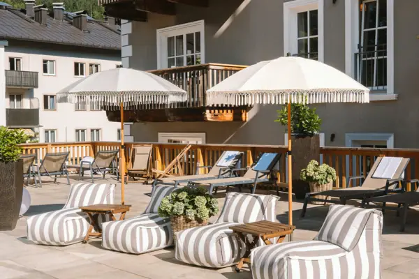 Terrasse mit Stühlen und Sonnenschirmen