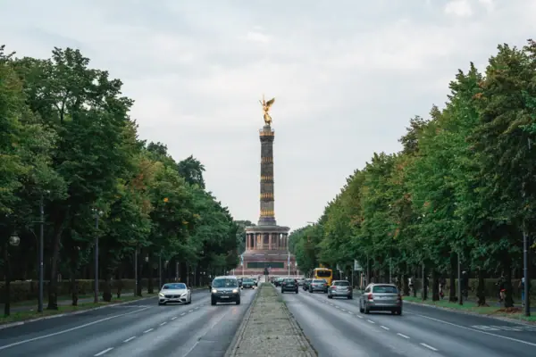 Straße mit Autos und einer Statue obenauf