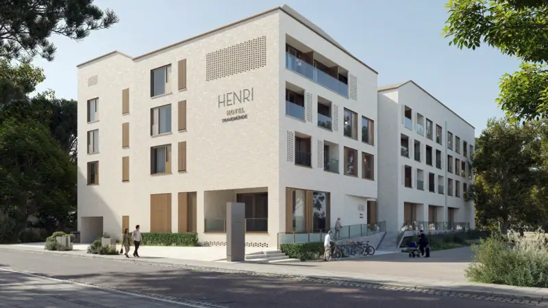 Das HENRI Travemünde von der Straße aus