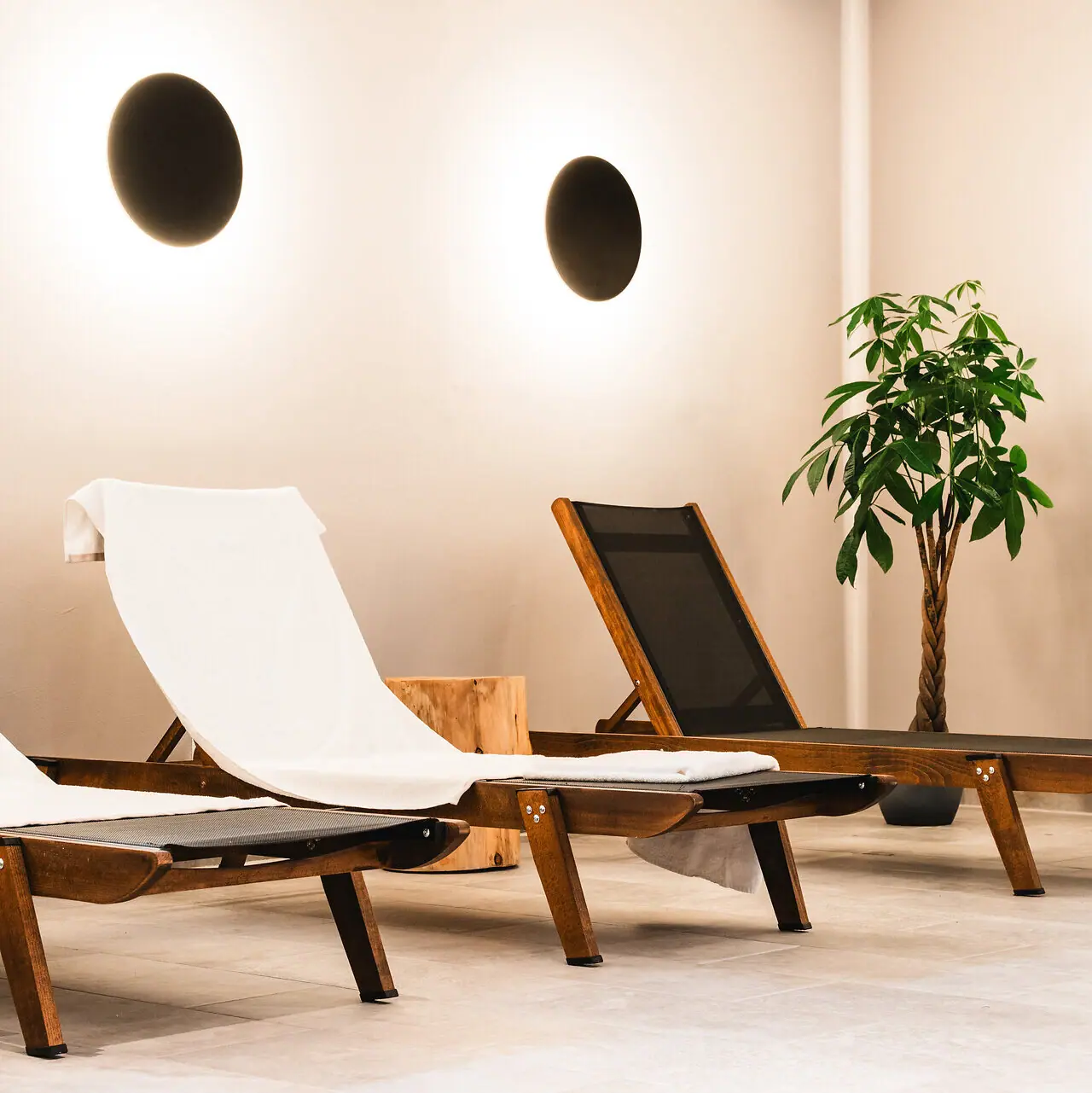 Eine Gruppe von Stühlen in einem Raum.