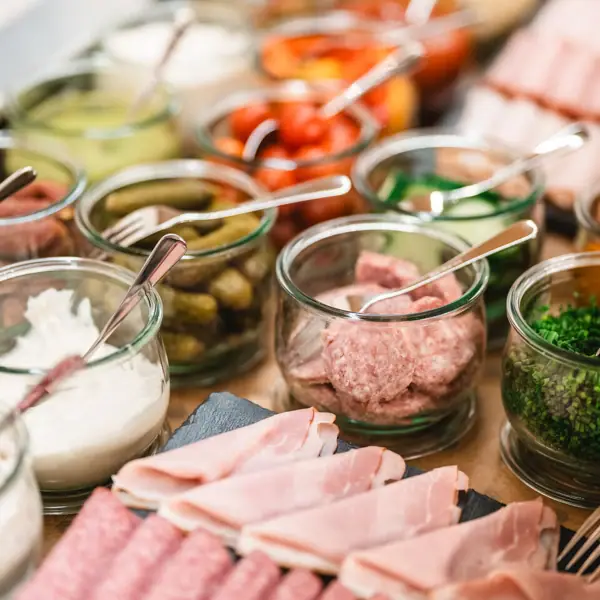 Ein Tisch mit verschiedenen Speisen.