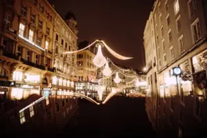 Innenstadt mit Beleuchtung Straße mit beleuchteten Gebäuden bei Nacht.