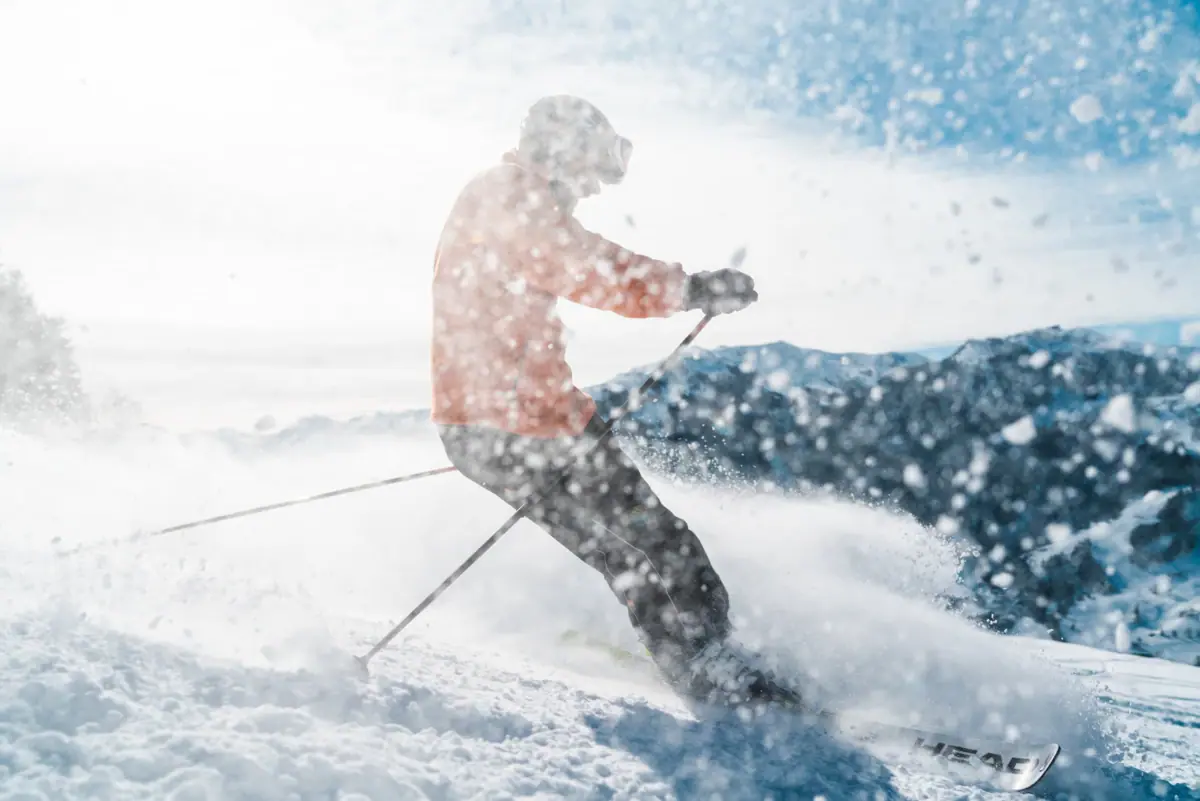 Person beim Skifahren auf einer Piste.