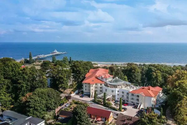 Großes Gebäude mit einem Pier im Hintergrund.