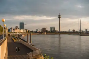 Ein Gewässer mit einer Stadt im Hintergrund.