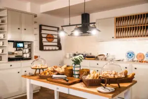 HENRI Kitzbühel Hausküche Die HENRI Hausküche im Hotel Kitzbühel mit einem Tisch mit Essen darauf.