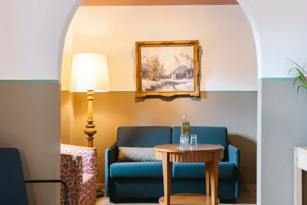Ein Zimmer mit einem Sofa und einem Couchtisch.