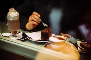 Café Eine Person isst ein Stück Kuchen.