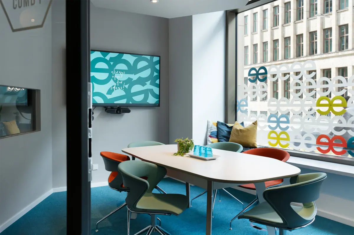 Ein Co-Working Büro mit einem Tisch und Stühlen.